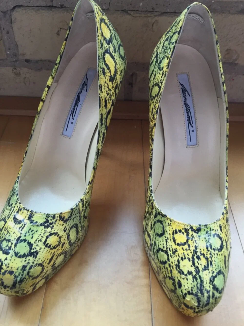 BRIAN ATWOOD Women's Yellow & Green Maniac Painted Snake Python Pump Size 7 NEW
